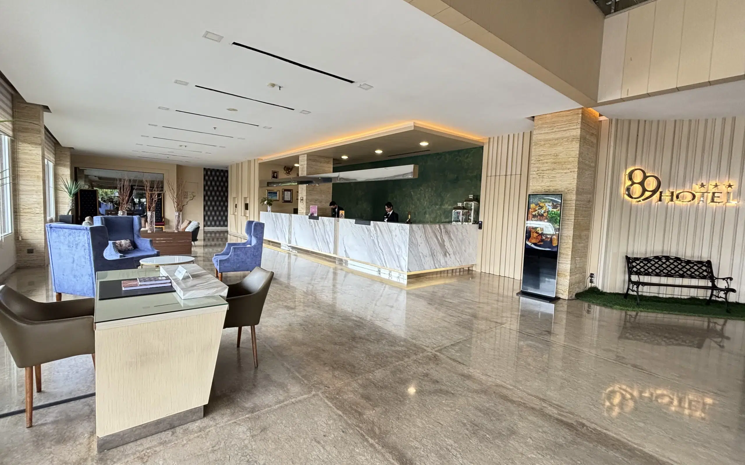 Lobi hotel premium di Batam dengan suasana elegan dan nyaman