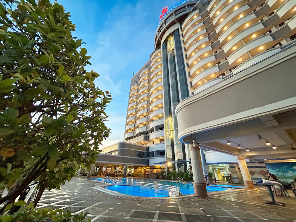 Hotel di Batam dengan suasana elegan dan modern sebagai ilustrasi pengalaman menginap