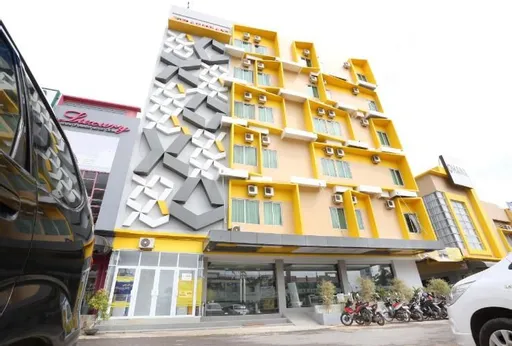 Area lounge hotel di Batam dengan suasana elegan dan nyaman