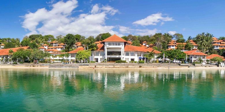 Area luar hotel di Batam dengan suasana elegan dan nyaman
