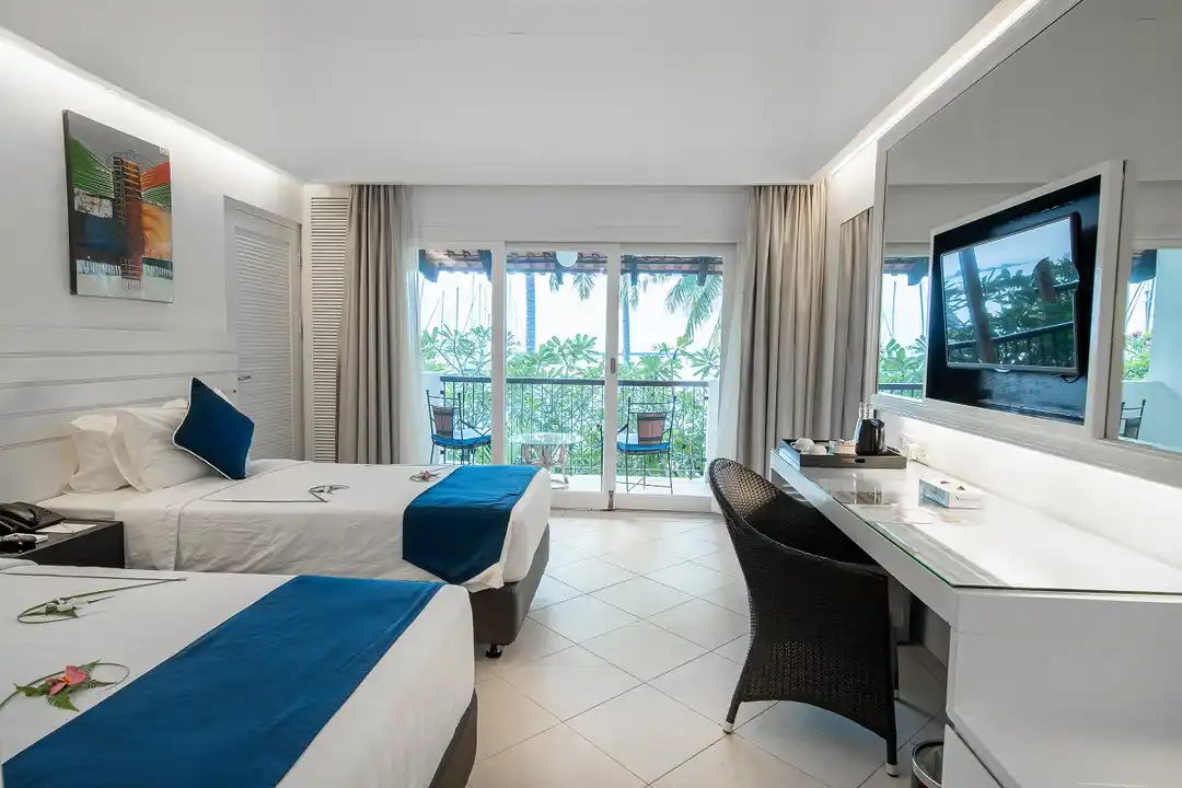 Interior kamar hotel di Batam dengan desain modern dan nyaman